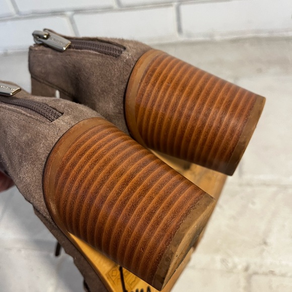 Vince Camuto Tressa Taupe Bootie Size 6.5 - Picture 10 of 11